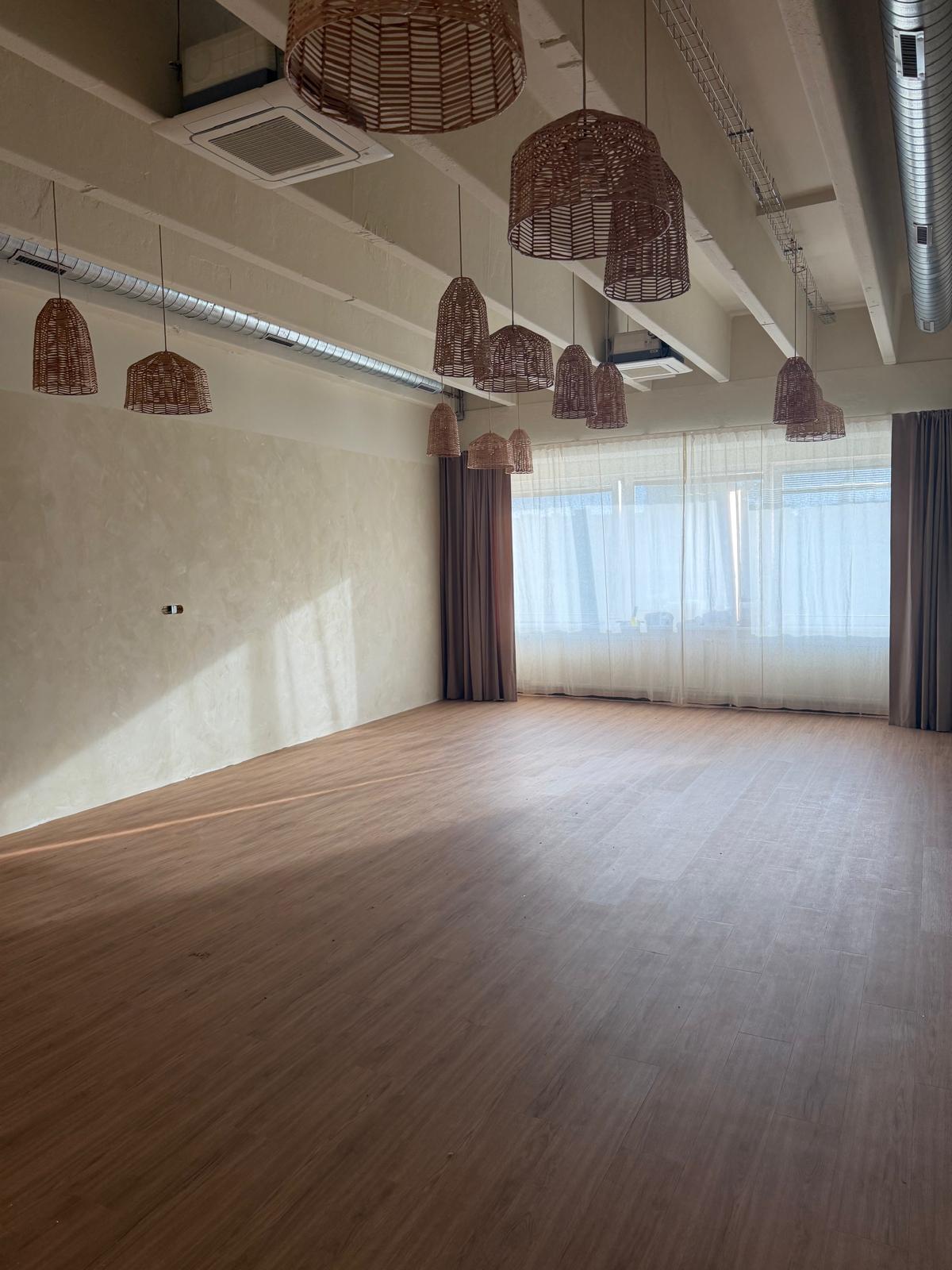Světlé jógové studio s podlahou v dekoru dřeva