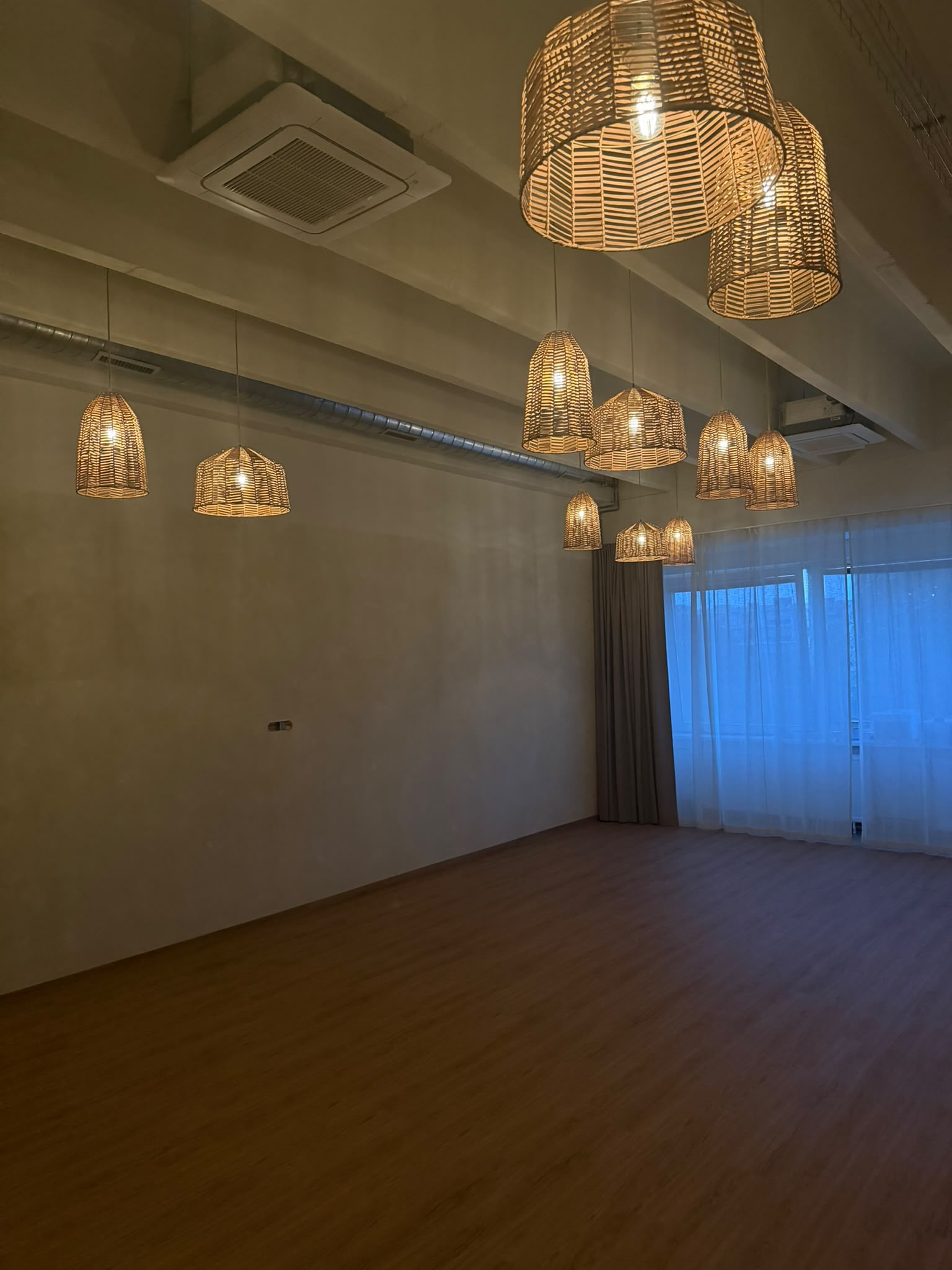 Jógové studio s rozsvícenými proutěnými lampami